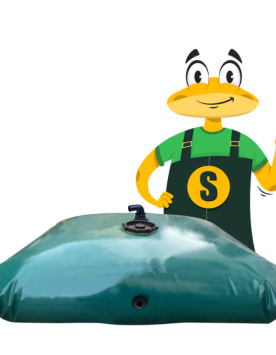 Ilustrace Maciterne Serena Group – flexibilní nádrž na vodu s mosazným ventilem, maskot vysvětluje instalaci dešťové nádrže